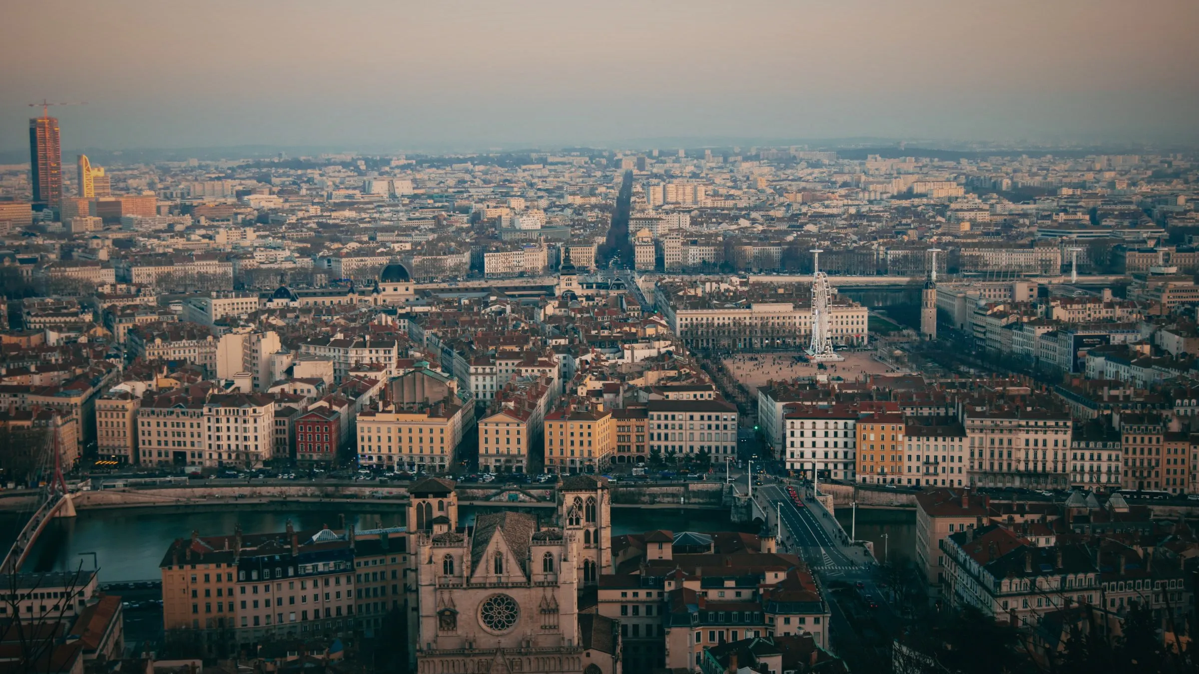Vue de Lyon depuis Fourvière, le Vieux Lyon et la Presqu'île au coucher du soleil