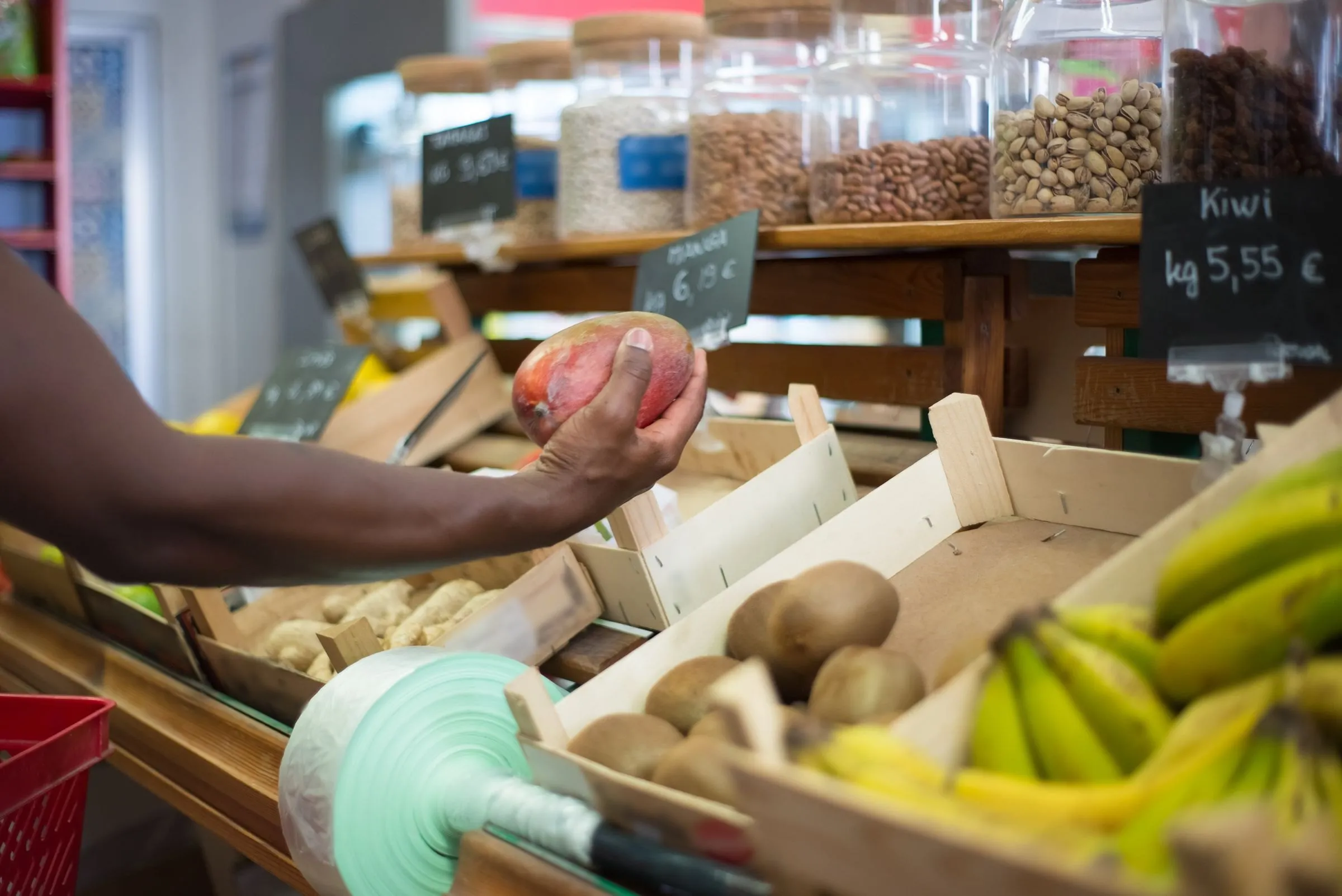 Main qui choisit un produit sur un étal de marché