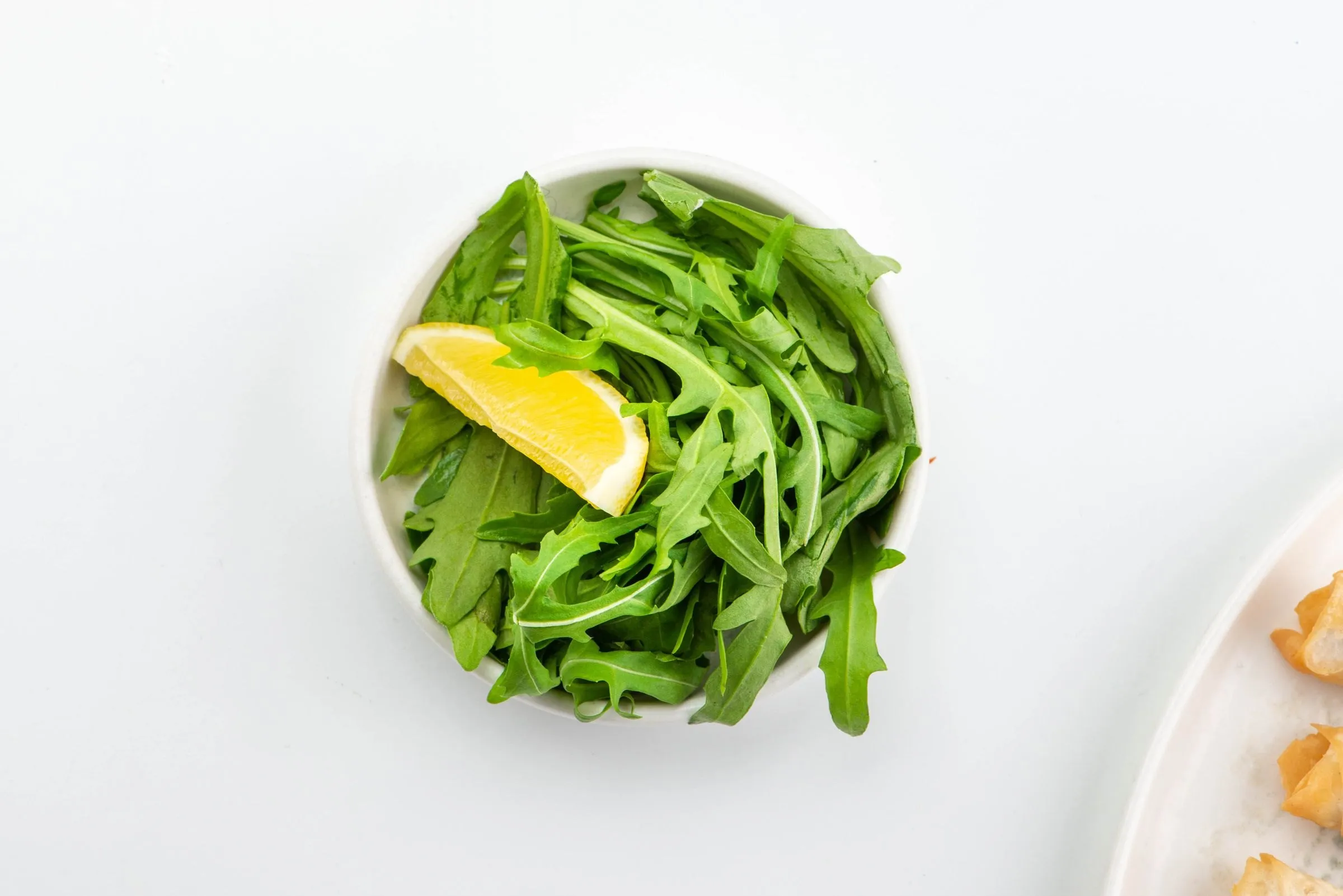Bol de roquette fraîche et quartier de citron