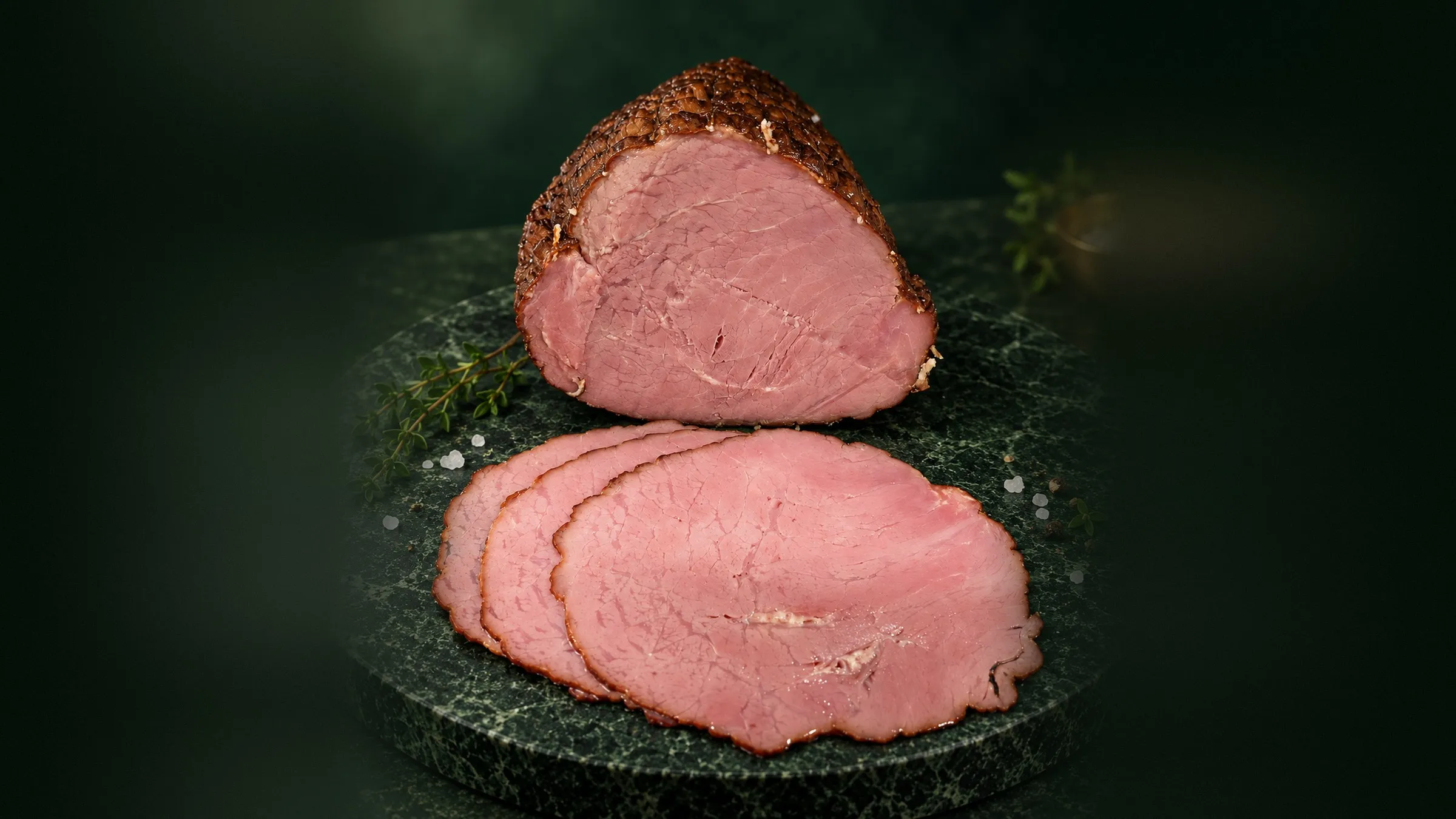 Royal Beef من Mon Deliss مقطّعًا شرائح رقيقة، أمام القطعة المقطوعة